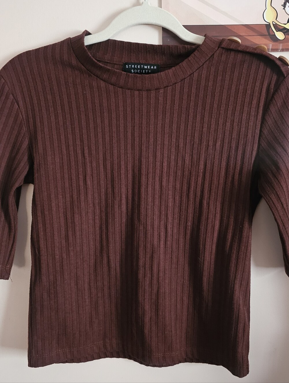 Burgundy ribbed knit crewneck shirt